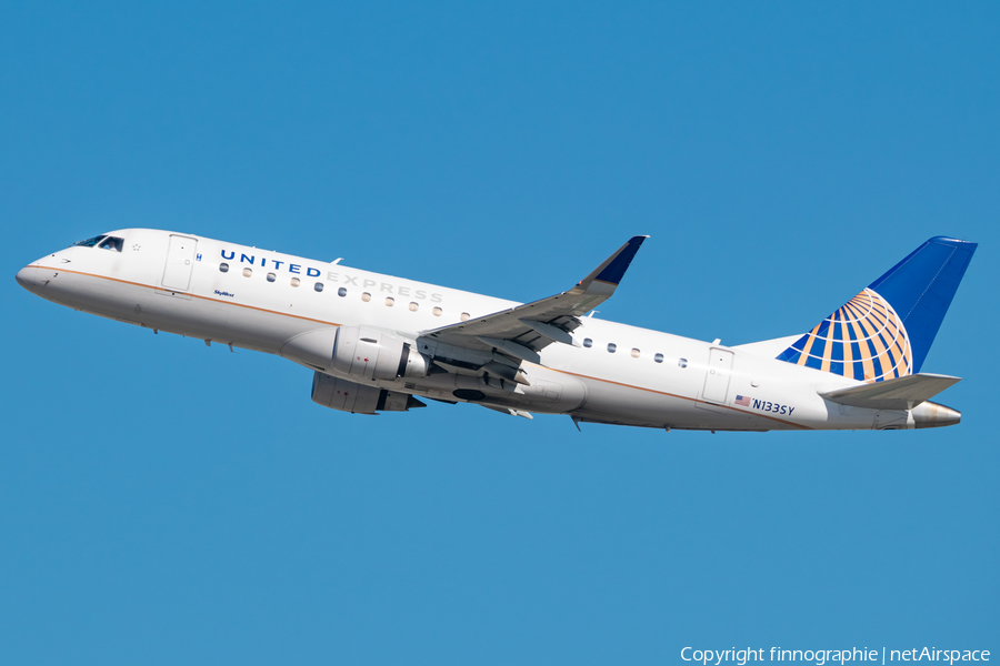 United Express (SkyWest Airlines) Embraer ERJ-175LR (ERJ-170-200LR) (N133SY) | Photo 598047
