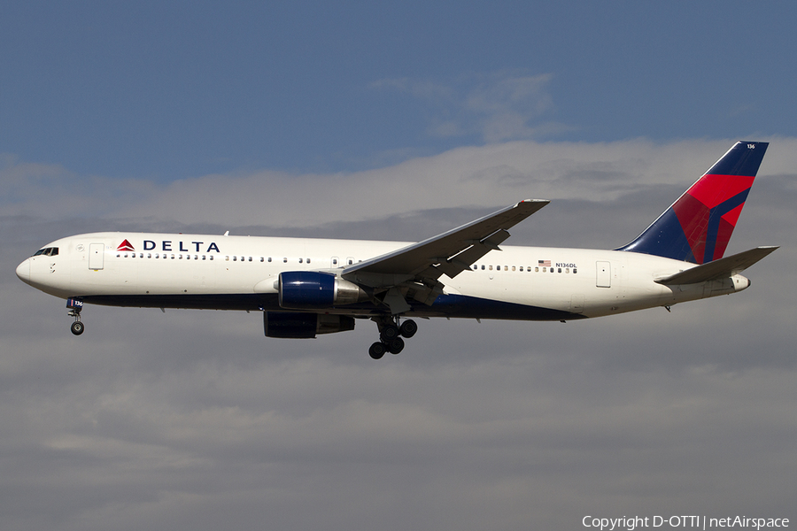 Delta Air Lines Boeing 767-332 (N136DL) | Photo 469689