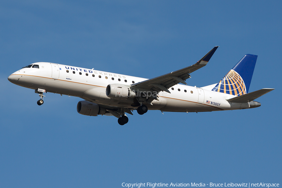 United Express (SkyWest Airlines) Embraer ERJ-175LR (ERJ-170-200LR) (N136SY) | Photo 98414