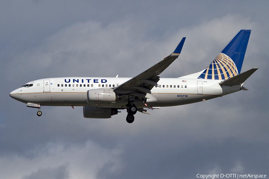 United Airlines Boeing 737-724 (N13718) | Photo 386544
