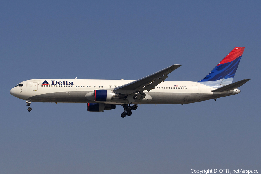 Delta Air Lines Boeing 767-332 (N137DL) | Photo 278801