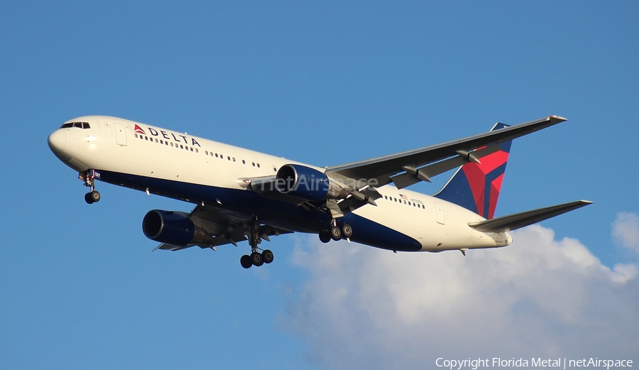 Delta Air Lines Boeing 767-332 (N137DL) | Photo 299821