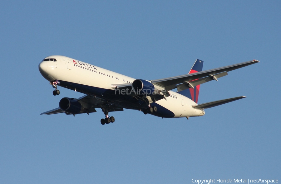 Delta Air Lines Boeing 767-332 (N137DL) | Photo 307196