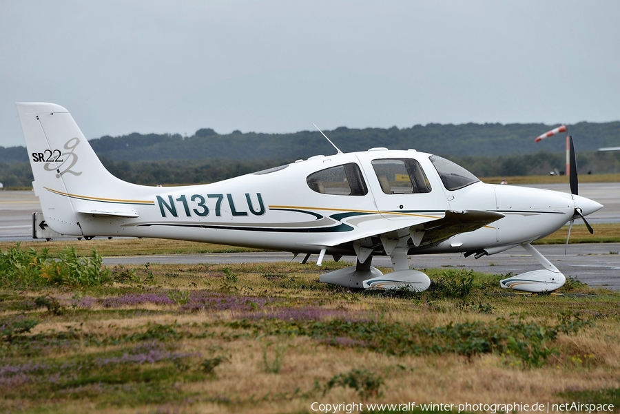 (Private) Cirrus SR22 G2 (N137LU) | Photo 382364