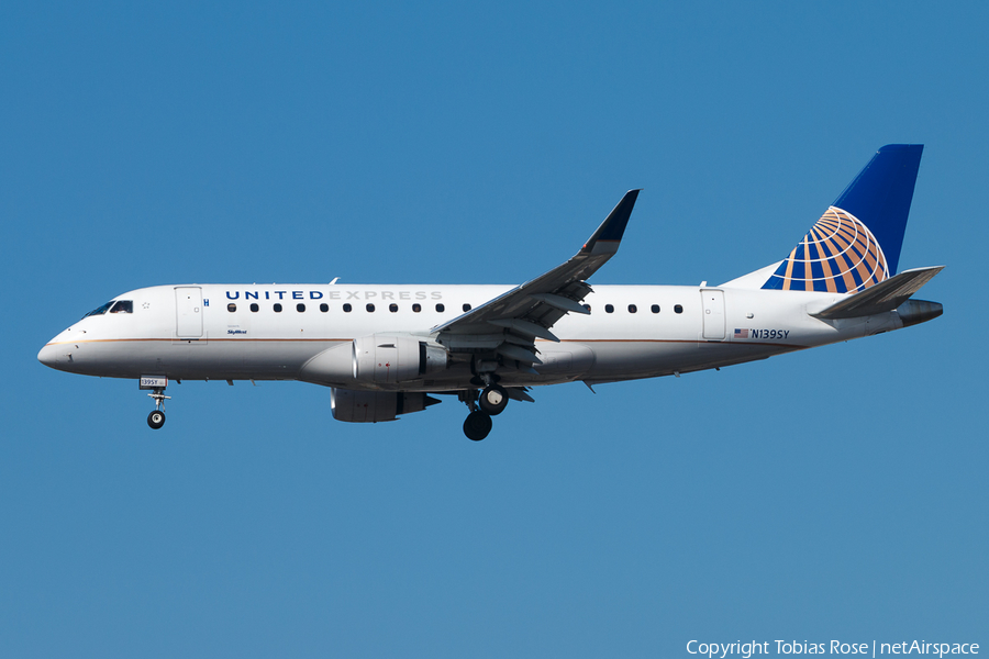 United Express (SkyWest Airlines) Embraer ERJ-175LR (ERJ-170-200LR) (N139SY) | Photo 300745