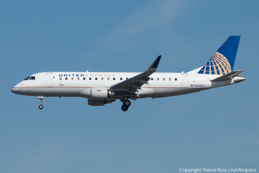 United Express (SkyWest Airlines) Embraer ERJ-175LR (ERJ-170-200LR) (N142SY) | Photo 299013