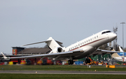 NetJets Bombardier BD-700-1A10 Global 6000 (N143QS) at  London - Luton, United Kingdom