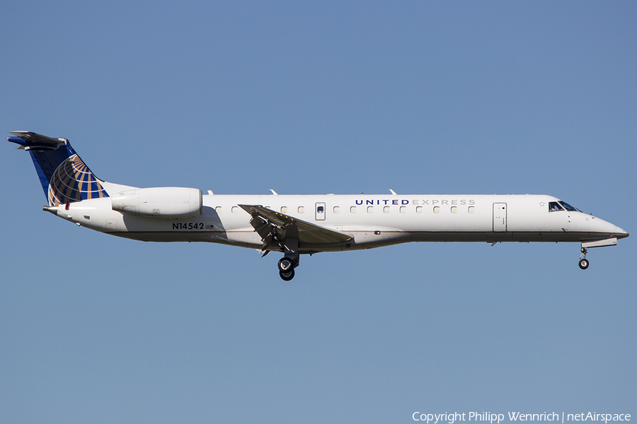 United Express (ExpressJet Airlines) Embraer ERJ-145LR (N14542) | Photo 127950
