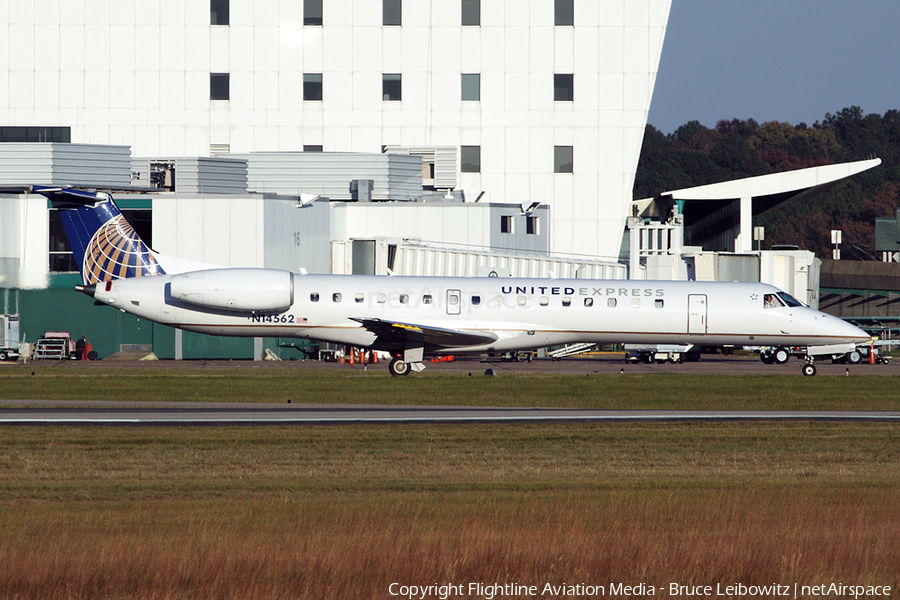 United Express (ExpressJet Airlines) Embraer ERJ-145LR (N14562) | Photo 87371