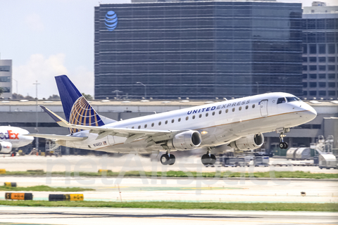 United Express (SkyWest Airlines) Embraer ERJ-175LR (ERJ-170-200LR) (N146SY) at  Los Angeles - International, United States