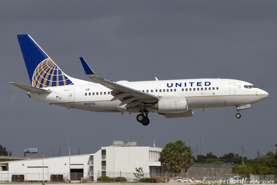United Airlines Boeing 737-724 (N15712) | Photo 422564