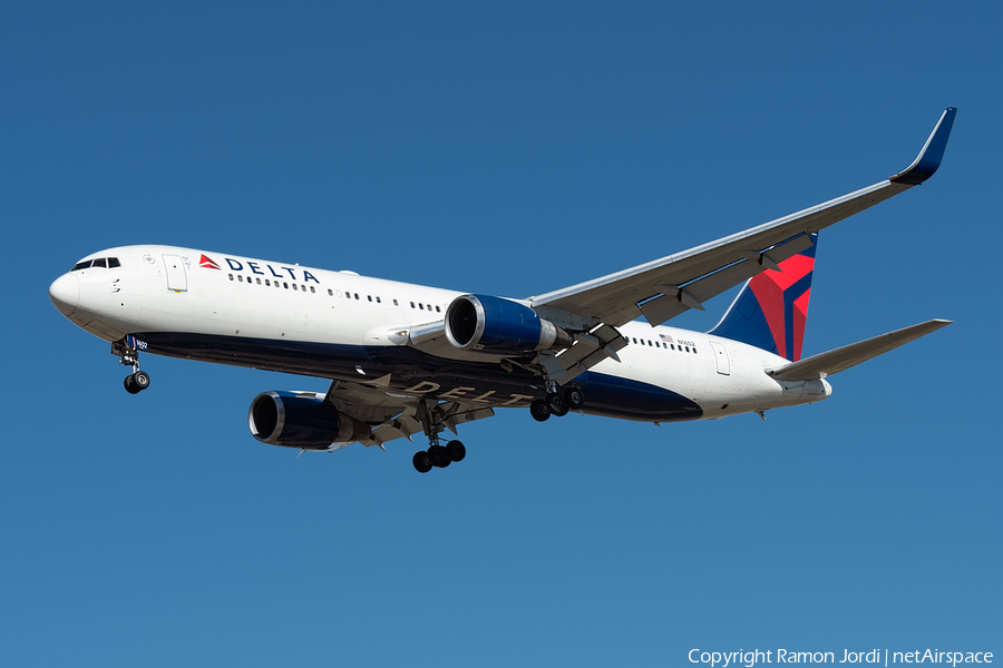 Delta Air Lines Boeing 767-332(ER) (N1602) | Photo 496477
