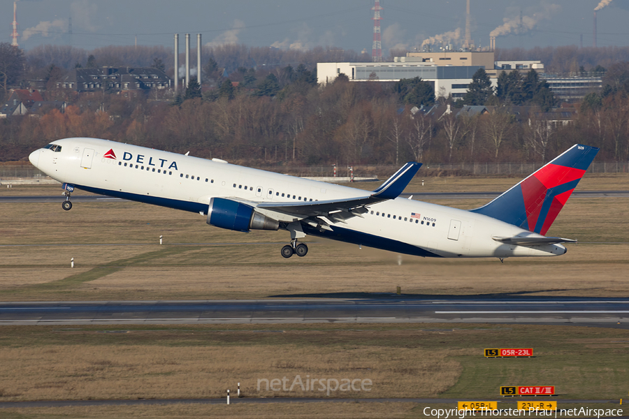 Delta Air Lines Boeing 767-332(ER) (N1609) | Photo 137995