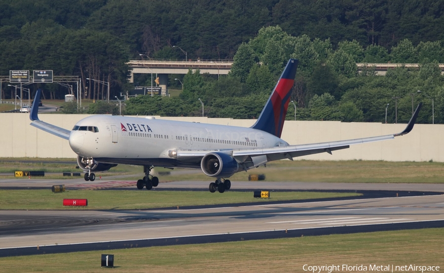 Delta Air Lines Boeing 767-322(ER) (N1613B) | Photo 300141