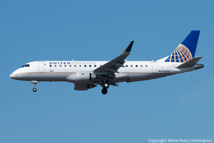 United Express (SkyWest Airlines) Embraer ERJ-175LR (ERJ-170-200LR) (N165SY) | Photo 300739