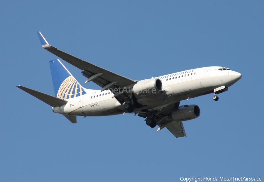 Continental Airlines Boeing 737-724 (N16732) | Photo 304449