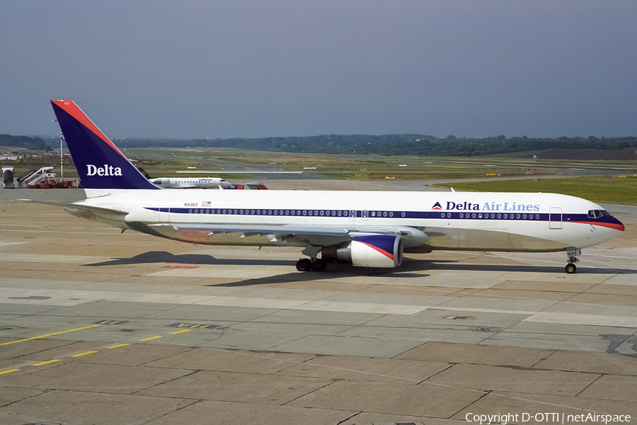 Delta Air Lines Boeing 767-332(ER) (N169DZ) | Photo 411889