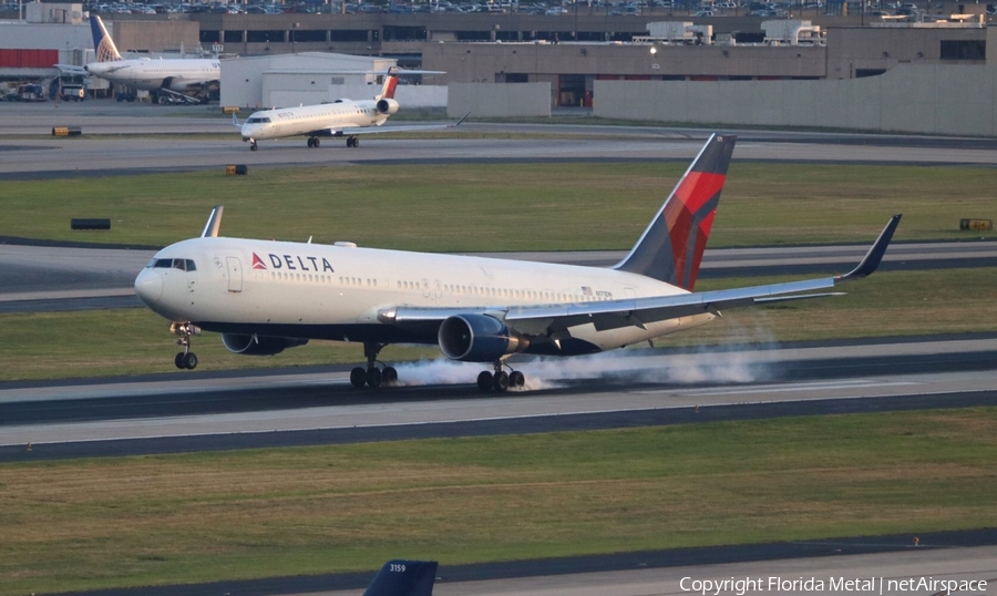 Delta Air Lines Boeing 767-322(ER) (N171DN) | Photo 302345