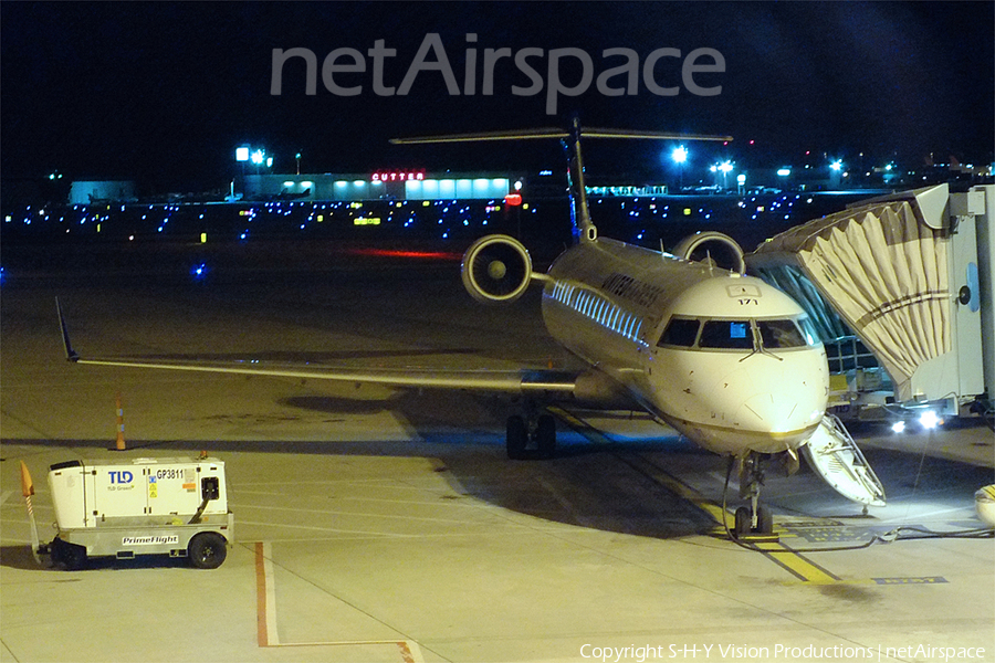 United Express (GoJet Airlines) Bombardier CRJ-701ER (N171GJ) | Photo 69710