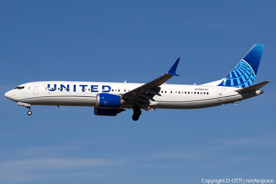 United Airlines Boeing 737-9 MAX (N17529) | Photo 547339