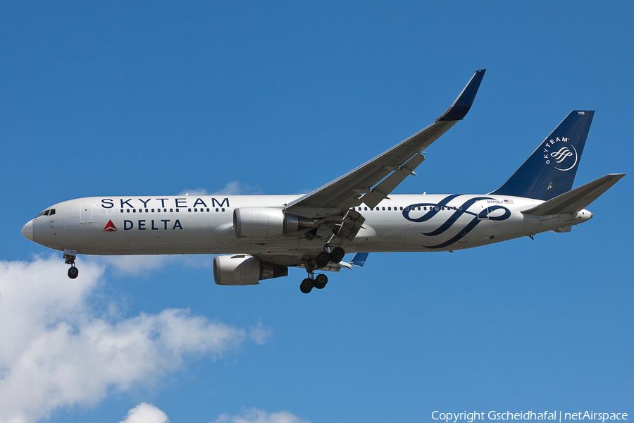 Delta Air Lines Boeing 767-332(ER) (N175DZ) | Photo 50431