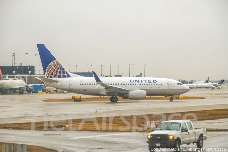 United Airlines Boeing 737-724 (N17719) | Photo 426803
