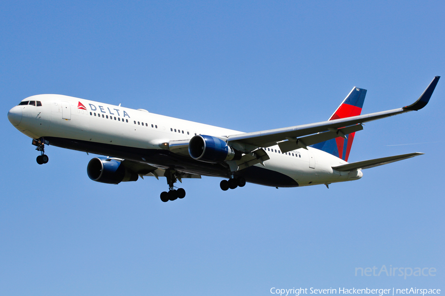 Delta Air Lines Boeing 767-332(ER) (N182DN) | Photo 205433