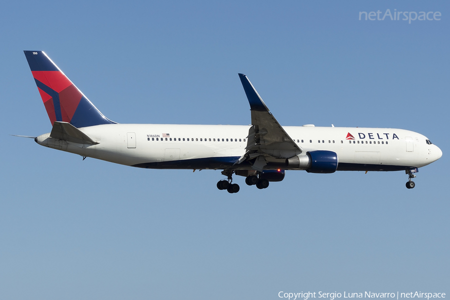 Delta Air Lines Boeing 767-332(ER) (N186DN) | Photo 564777
