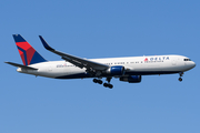 Delta Air Lines Boeing 767-332(ER) (N186DN) at  New York - John F. Kennedy International, United States
