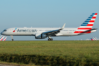 American Airlines Boeing 757-223 (N187AN) at  Paris - Charles de Gaulle (Roissy), France