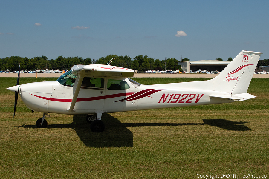 (Private) Cessna 172M Skyhawk (N1922V) | Photo 660465