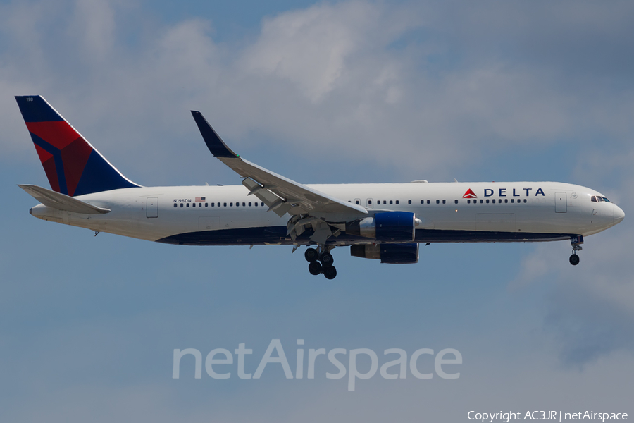 Delta Air Lines Boeing 767-332(ER) (N198DN) | Photo 328465