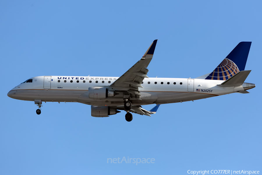 United Express (SkyWest Airlines) Embraer ERJ-175LR (ERJ-170-200LR) (N202SY) | Photo 244651
