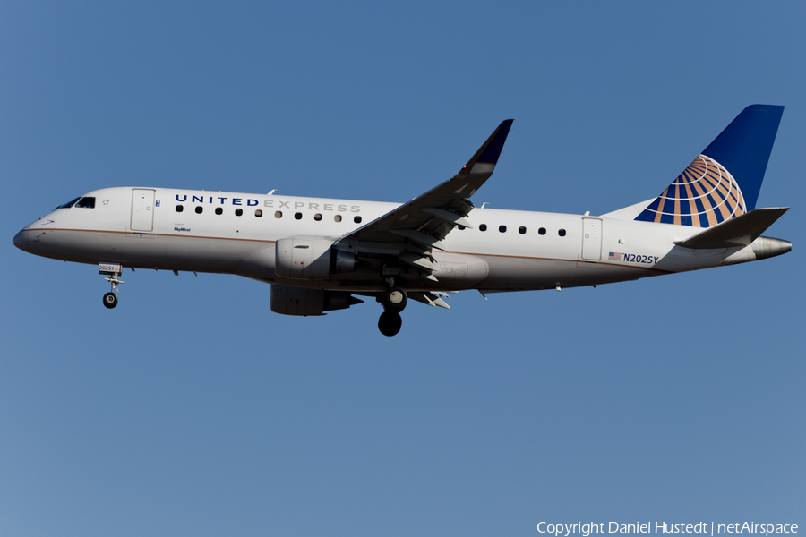 United Express (SkyWest Airlines) Embraer ERJ-175LR (ERJ-170-200LR) (N202SY) | Photo 449920