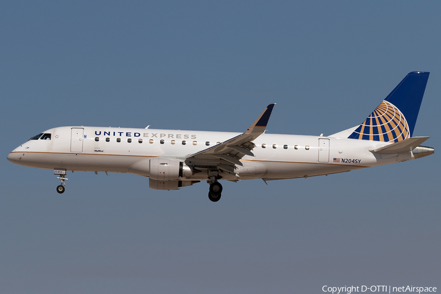 United Express (SkyWest Airlines) Embraer ERJ-175LR (ERJ-170-200LR) (N204SY) | Photo 201389
