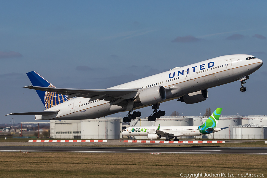 United Airlines Boeing 777-222(ER) (N204UA) | Photo 233165