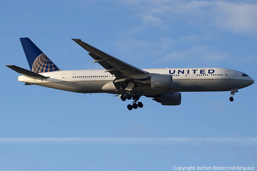 United Airlines Boeing 777-222(ER) (N204UA) | Photo 49784