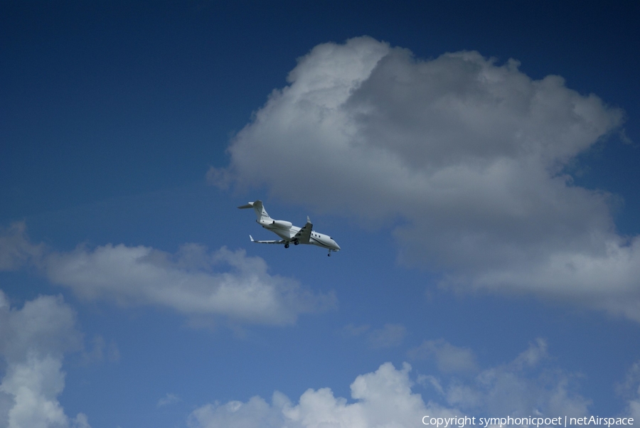 (Private) Bombardier BD-100-1A10 Challenger 300 (N205FP) | Photo 194845