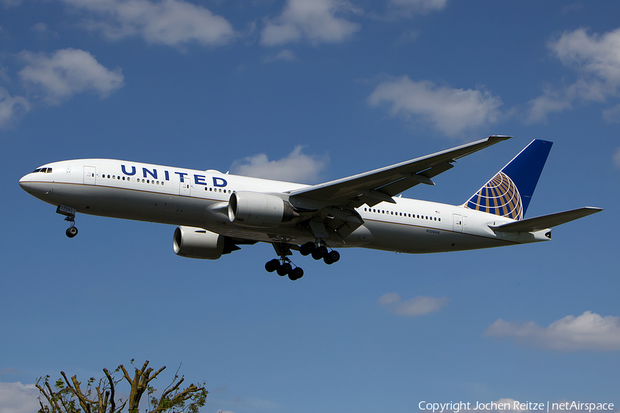 United Airlines Boeing 777-222(ER) (N206UA) | Photo 112414