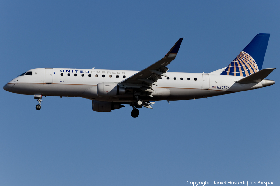 United Express (SkyWest Airlines) Embraer ERJ-175LR (ERJ-170-200LR) (N207SY) | Photo 449922