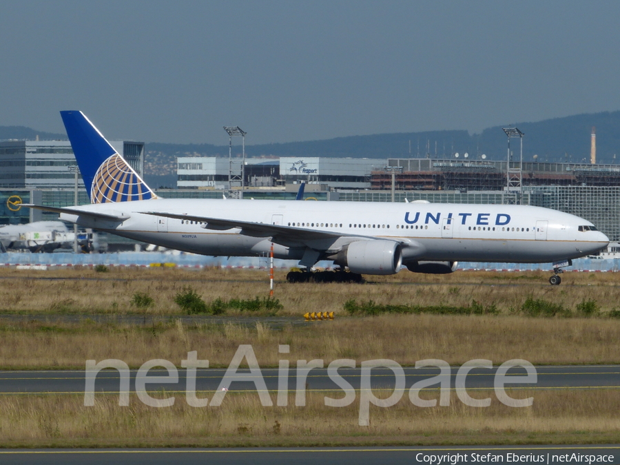 United Airlines Boeing 777-222(ER) (N209UA) | Photo 423328