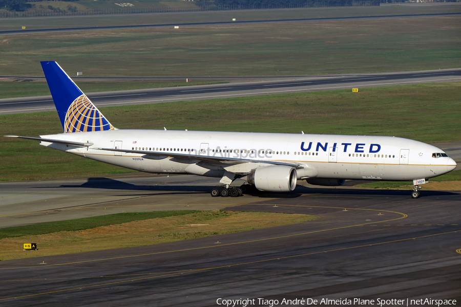 United Airlines Boeing 777-222(ER) (N209UA) | Photo 484325