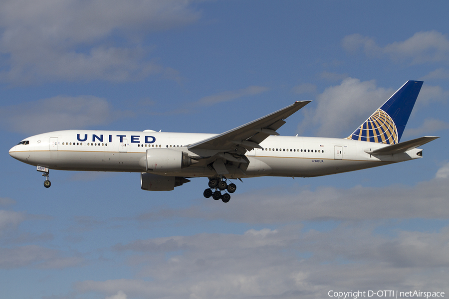 United Airlines Boeing 777-222(ER) (N209UA) | Photo 469776