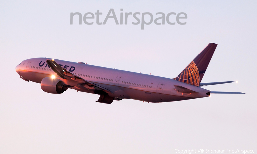 United Airlines Boeing 777-222(ER) (N209UA) | Photo 93789