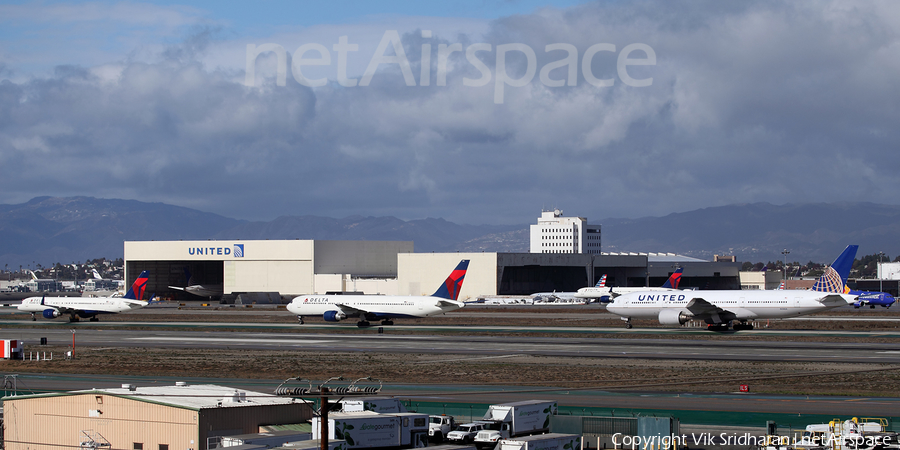 United Airlines Boeing 777-222 (N210UA) | Photo 133122