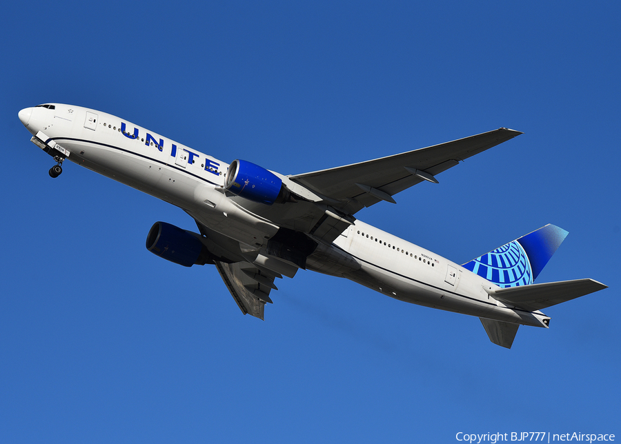 United Airlines Boeing 777-222 (N210UA) | Photo 416615