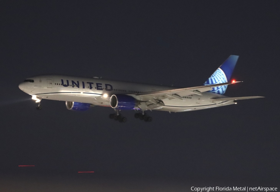 United Airlines Boeing 777-222 (N210UA) | Photo 609755