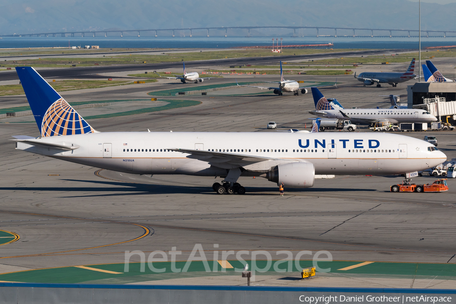 United Airlines Boeing 777-222 (N210UA) | Photo 255401