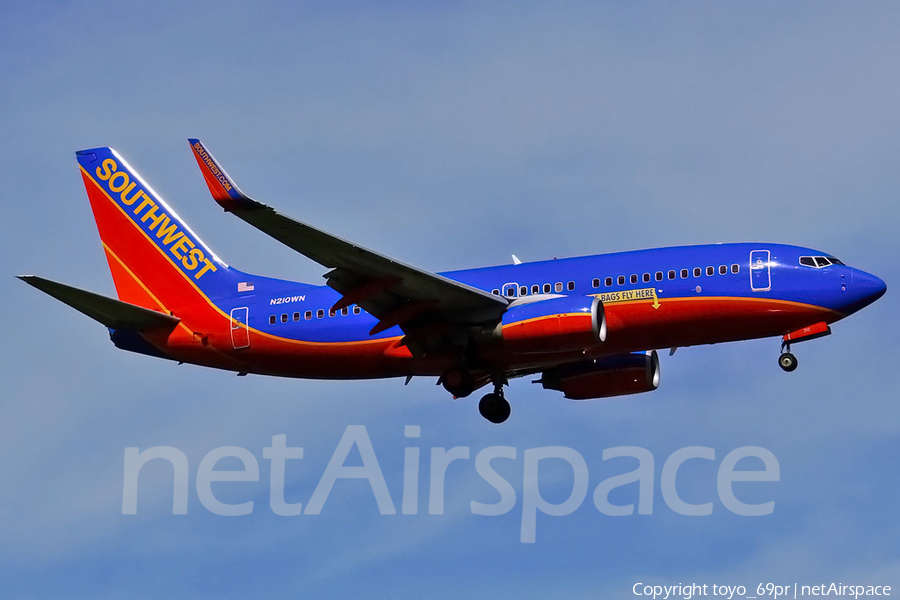 Southwest Airlines Boeing 737-7H4 (N210WN) | Photo 68446