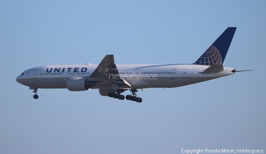 United Airlines Boeing 777-222 (N211UA) | Photo 569633